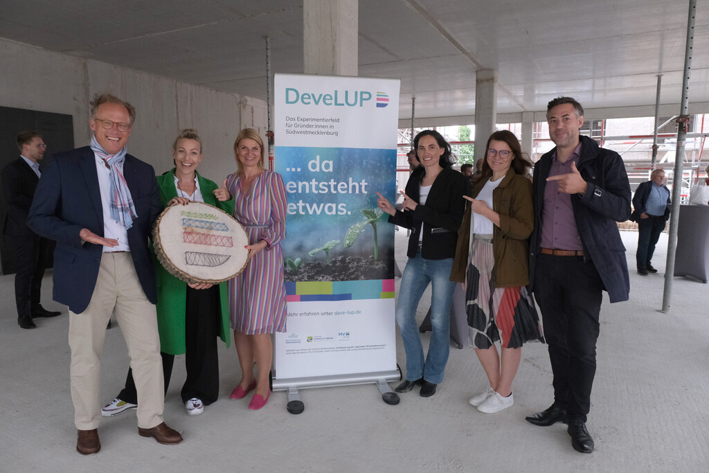 Bild vor Roll Up v. l. n. r.: Dr. Christian Ege (Sprint Innovation by Empower), Sabine Winkler (Koordinatorin DeveLUP), Berit Steinberg, Daniela Lau (WiFöG), Lisa Duchscherer (Naked Minds GmbH),Philipp Zwingel (INTO Branding)